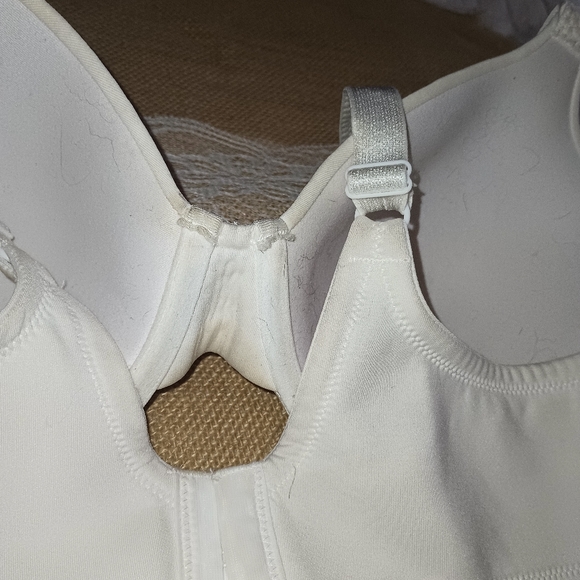Vanity Fair women's bra size 38c white. Underwire. - Picture 4 of 4